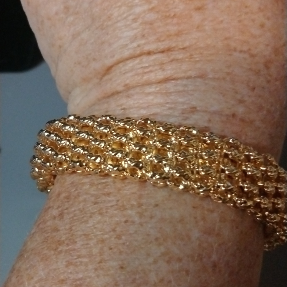 Magnetic gold tone bracelet NWT (sku 1245) - Picture 4 of 9